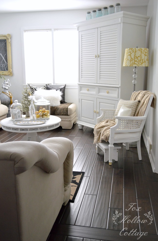 Christmas - Winter Living Room Decorating in Gold and White