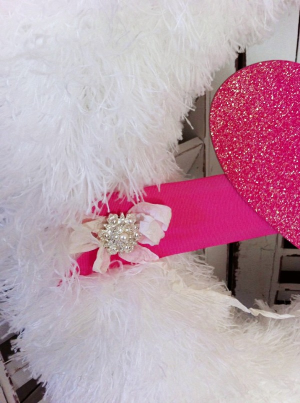 Valentine's Day Diy Fluffy Glitter Heart Wreath | #valentinesday #wreath
