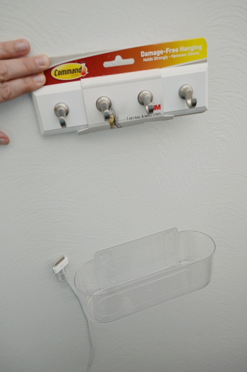 Pop-Up Guest Room: Add a Command Brand Key Rail, Round Cord Clip and Large Caddy to act as a temporary drop-zone for your guest. #DamageFreeDIY #ad
