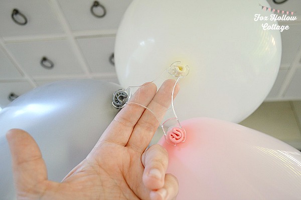 Command brand Balloon Bunchers For Perfectly Clustered Balloons! #damagefreediy #ad