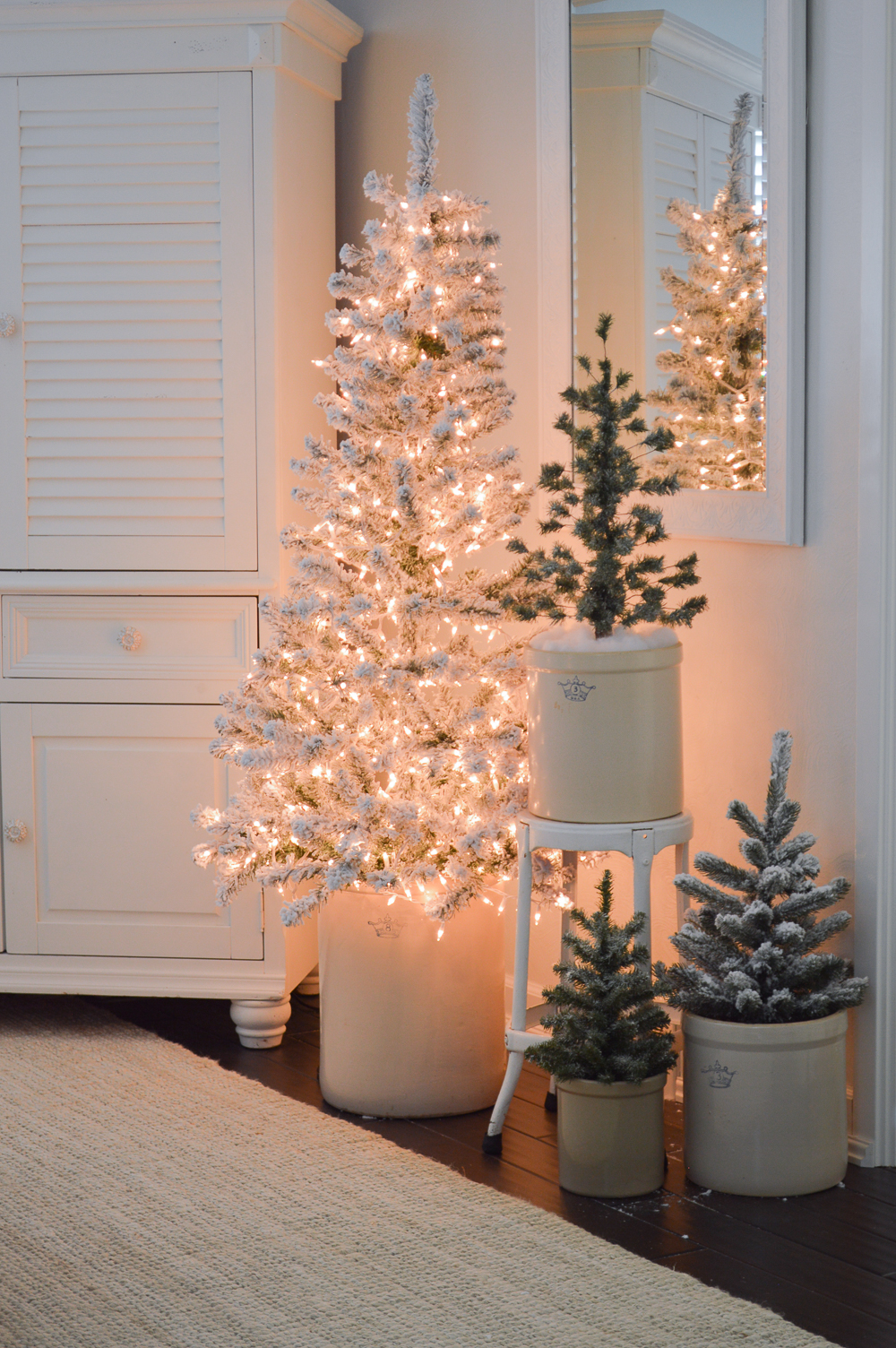 My $30 Flocked Christmas Tree Details - Affordable holiday decorating ideas.