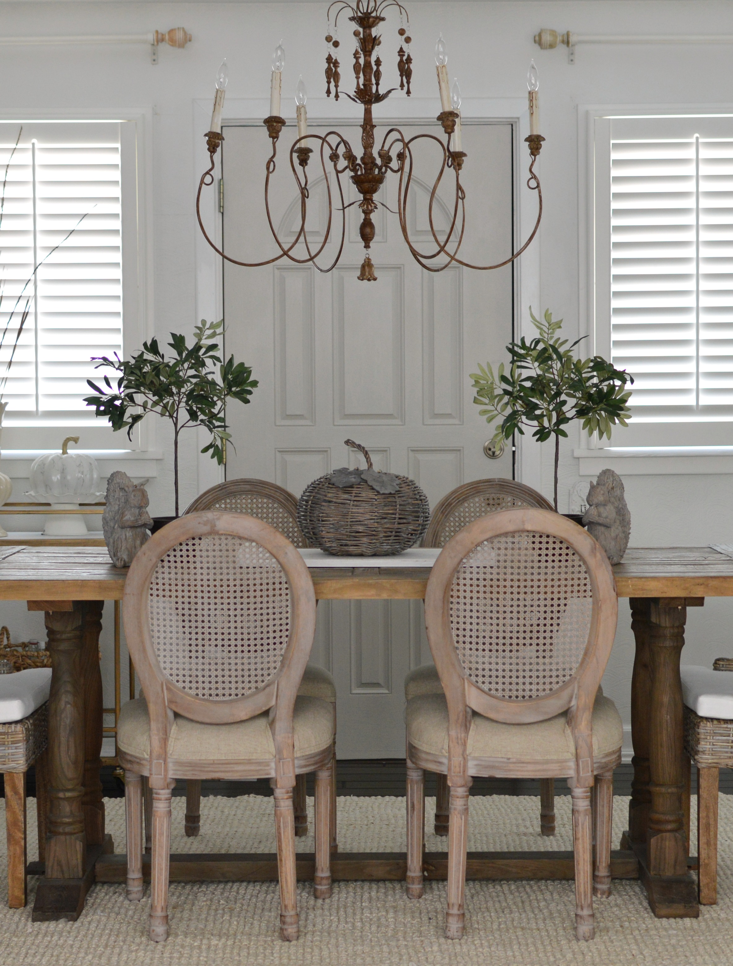 casual cottage farmhouse dining room 