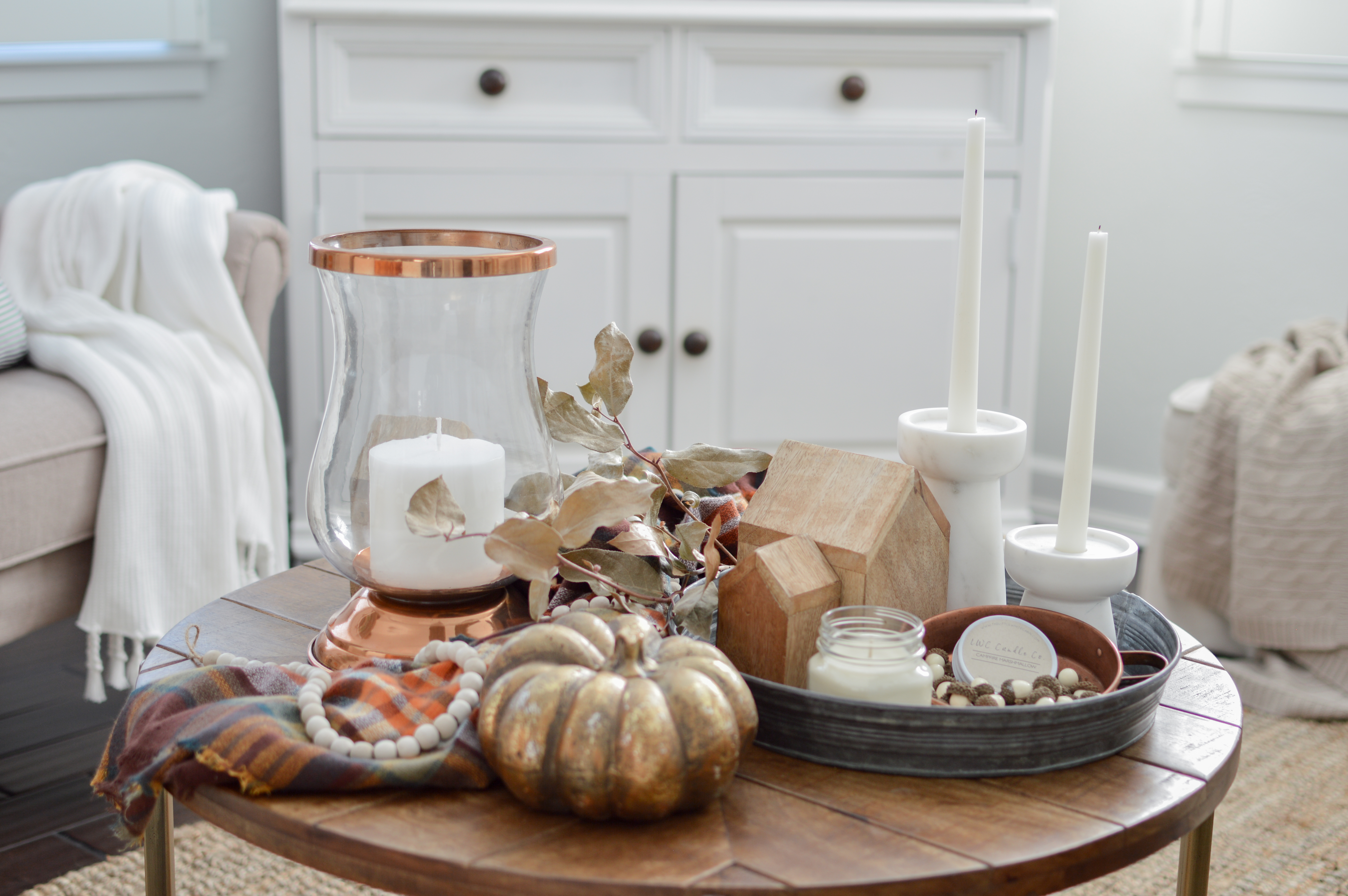 https://foxhollowcottage.com/wp-content/uploads/2019/10/Casual-Cottage-Living-Dining-Room-dressed-for-Fall-in-bright-white-neutrals-and-Autumn-color-www.foxhollowcottage.com_-43.jpg