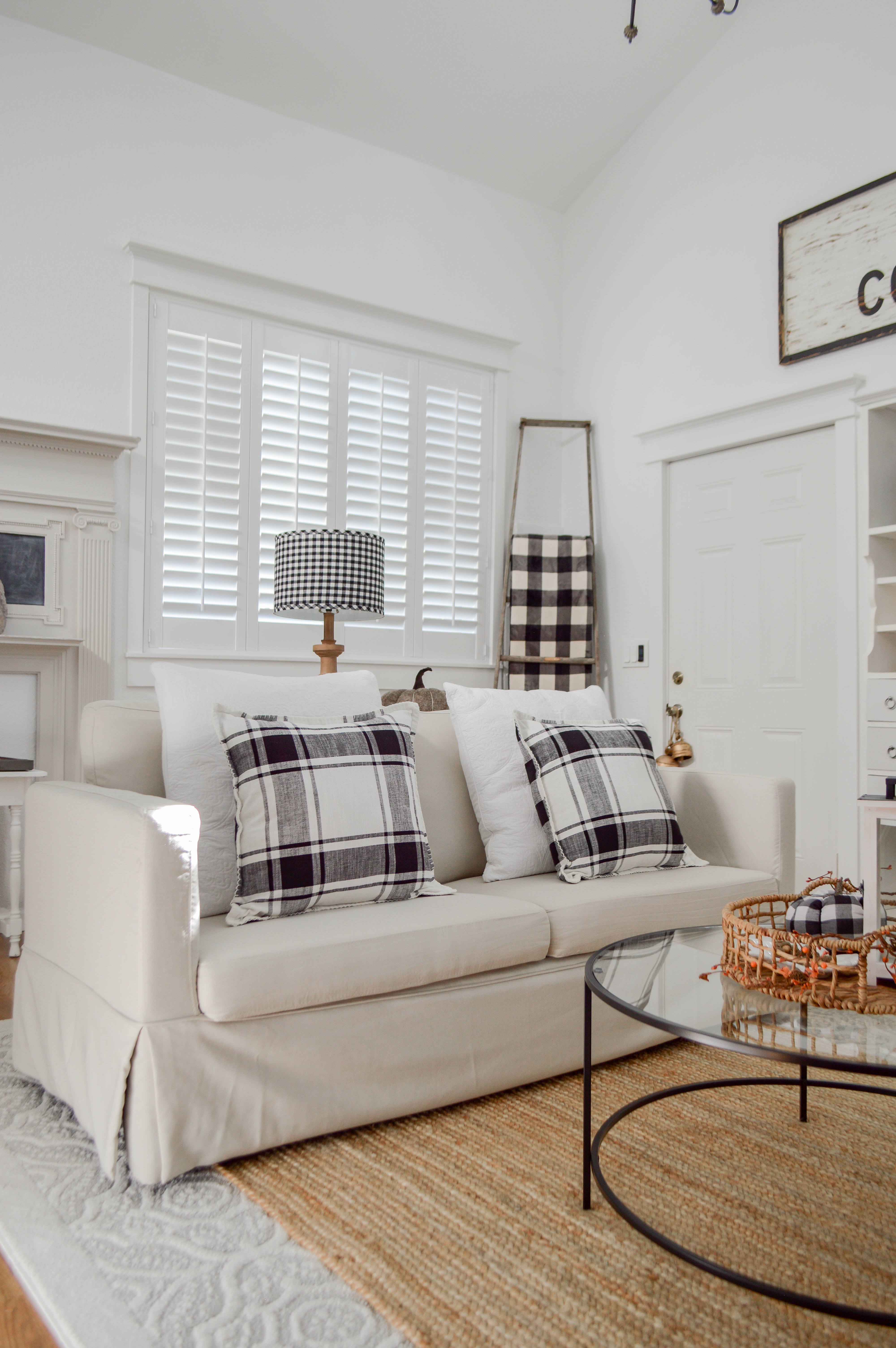 Black White And Neutral Cozy Fall Home Decorating Ideas